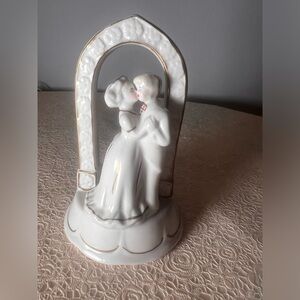 CERAMIC BRIDE & GROOM WEDDING CAKE TOPPER.NEW